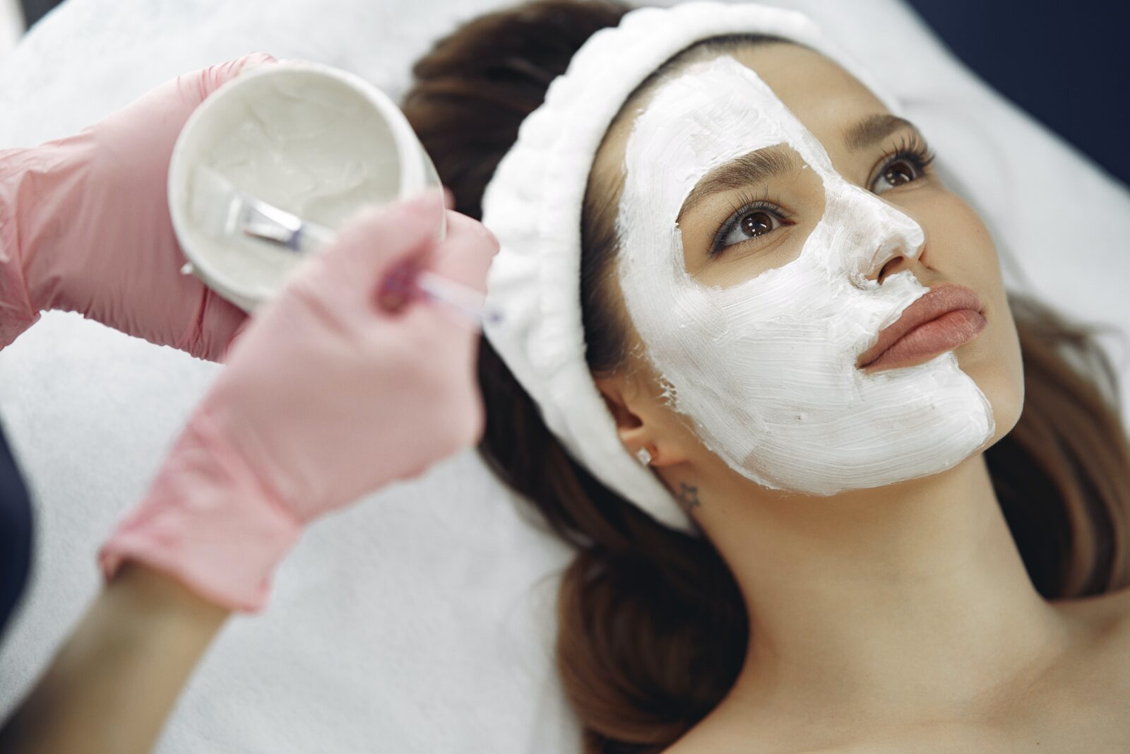 In this comprehensive guide, you will learn everything you need to know about chemical peels and how they can be used to treat hyperpigmentation.